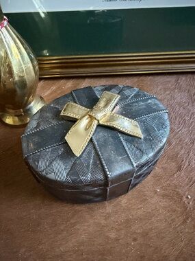 vintage Godinger silver-plated trinket box featuring a distinctive oval shape